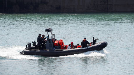 Migrants are brought to Dover harbour by Border Patrol, in Dover, Britain, August 9, © Reuters / Paul Childs