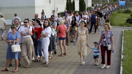 People queue to cast their votes in the Belarusian presidential election in Minsk, Belarus, Sunday, Aug. 9, 2020. © AP Photo/Sergei Grits