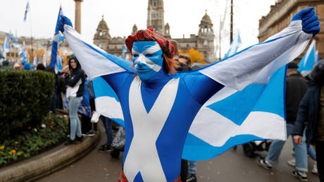 FILE PHOTO: A demonstrator holds a flag during a pro-Scottish Independence rally in Glasgow, Scotland. © Reuters / Russell Cheyne