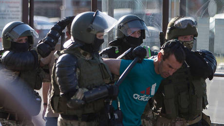 Belarusian law enforcement officers detain a man during a rally in Minsk, Belarus August 11, 2020 © Reuters / Stringer
