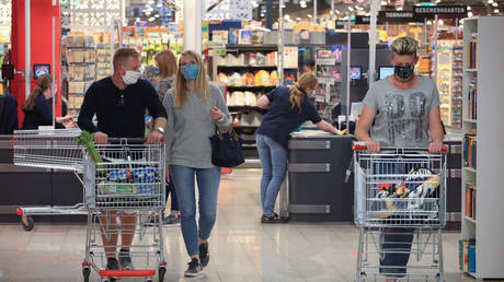 FILE PHOTO: Shoppersin a supermarket in Bad Honnef, Germany. April 2020. © Wolfgang Rattay / Germany