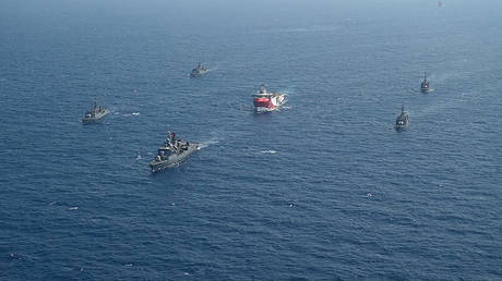 Survey ship ‘Oruc Reis’ escorted by Turkish warships in the Mediterranean Sea on August 10, 2020.  © Turkish Defense Ministry / AFP