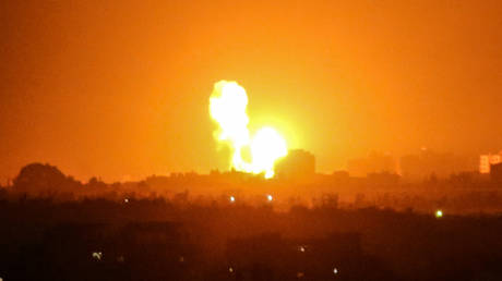 Smoke and flames rise after Israeli army war planes carried out airstrikes over Khan Yunis, Gaza Strip on August 16, 2020. © AFP / SAID KHATIB