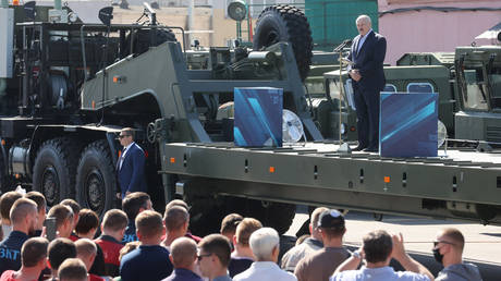 Belarus' President Alexander Lukashenko addresses employees of the Minsk Wheel Tractor Plant (MZKT), in Minsk, on August 17, 2020 © Nikolay PETROV / BELTA / AFP