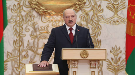 FILE PHOTO: Aleksandr Lukashenko swears allegiance to the Belarusian people on a copy of the constitution © RIA Novosti / BelTA