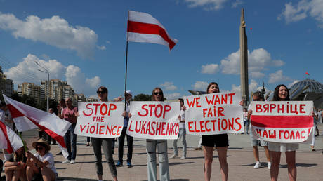 Demonstrators hold placards during a protest against the presidential election results demanding the resignation of Belarusian President Alexander Lukashenko and the release of political prisoners, in Minsk, Belarus August 16, 2020. © REUTERS/Vasily Fedosenko