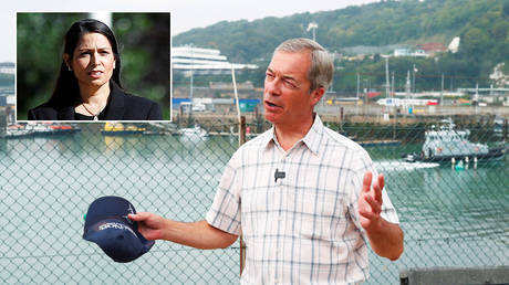 British Brexit Party leader Nigel Farage speaks during a visit at Dover harbour, in Dover, Britain August 12, 2020 © REUTERS / Matthew Childs; inset Britain's Home Secretary Priti Patel © REUTERS/Peter Nicholls