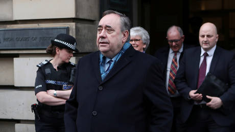 Former First Minister of Scotland Alex Salmond gustures as he leaves the High Court in Edinburgh, Scotland, Britain March 23, 2020. © REUTERS/Russell Cheyne