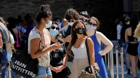 College students wait in line for coronavirus testing © Reuters / Mike Segar