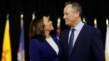 Kamala Harris and her husband Douglas Emhoff. Delaware, U.S., August 12, 2020. © REUTERS/Carlos Barria