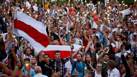 Historical white-red-white flags of Belarus are seen as people attend an opposition demonstration to protest against presidential election results, in Independence Square in Minsk, Belarus August 18, 2020. © REUTERS/Vasily Fedosenko