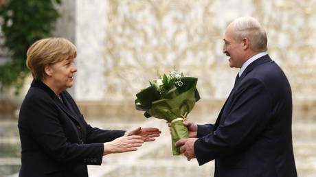 Belarus' President Alexander Lukashenko welcomes Germany's Chancellor Angela Merkel during a meeting in Minsk, February 11, 2015. © Reuters / Vasily Fedosenko