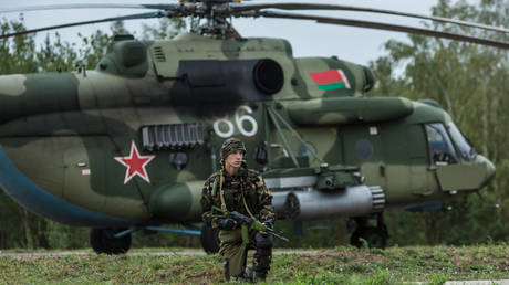 A Belarusian soldier guards a helicopter at the Asipovichy military training ground during the Zapad 2017 military exercises on September 18, 2017 in in Asipovichy, Belarus. ©  Getty Images / Brendan Hoffman