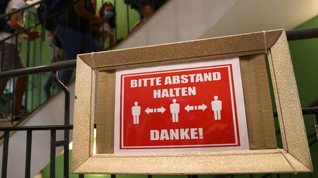A sign reads "Keep distance" as schools re-open after summer holidays and the lockdown due to the outbreak of the coronavirus disease at the Karl-Rehbein high school in Hanau, Germany, August 17, 2020. © Reuters / Kai Pfaffenbach