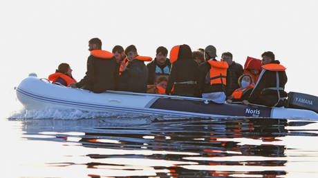 FILE PHOTO: A dingy carries a group of migrants is escorted to the English Border Force by a French patrol boat on the English Channel, 12 miles from Dover on May 27, 2020 at sea © Getty Images / Steve Finn