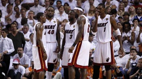Members of the Miami Heat stand on the floor in the closing moments of their loss to the Dallas Mavericks in Game 2 of the NBA Finals basketball series in Miami, June 2, 2011 © REUTERS/Hans Deryk