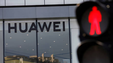 FILE PHOTO: A Huawei sign on its store in Beijing, China © Reuters / Tingshu Wang