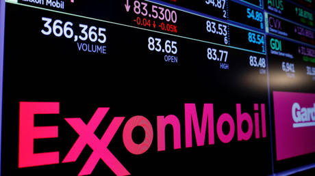 FILE PHOTO: A logo of Exxon Mobil at the New York Stock Exchange © Reuters / Lucas Jackson