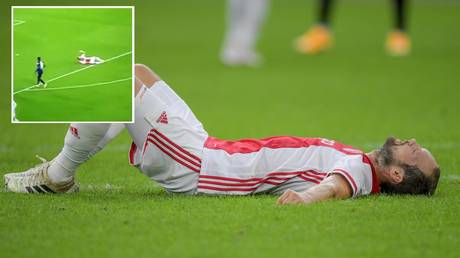 Daley Blind collapsed against Hertha Berlin in a pre season friendly. © BSR Agency / Getty Images / Twitter