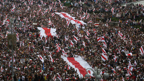 People attend an opposition demonstration to protest against presidential election results at the Independence Square in Minsk, Belarus August 23, 2020. © REUTERS/Stringer