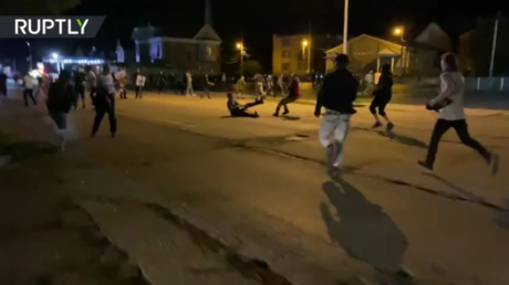 An alleged shooter falls to the ground after being chased by a mob in Kenosha, Wisconsin, August 25, 2020 © Ruptly