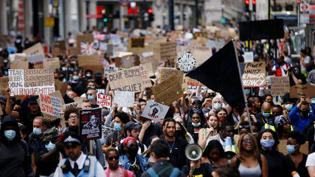 People march to Westminster during a Black Lives Matter protest, following the death of George Floyd in Minneapolis police custody, in London, Britain June 21, 2020. © REUTERS/Henry Nicholls
