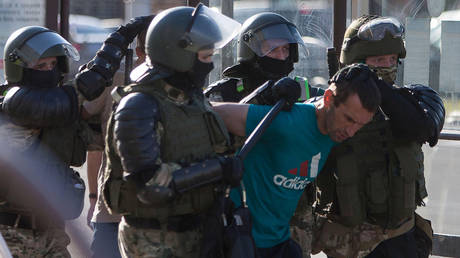 Belarusian law enforcement officers detain a man near the site where a protester died on August 10 during a rally following the presidential election in Minsk, Belarus August 11, 2020 © REUTERS/Stringer