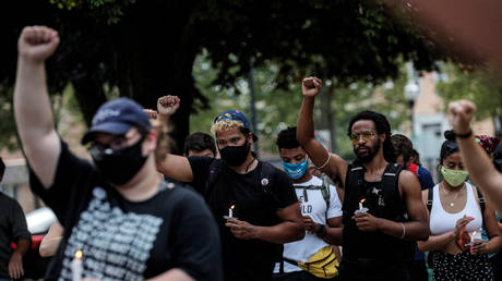 People gather for a vigil, following the police shooting of Jacob Blake, a Black man, in Kenosha, Wisconsin, U.S., August 28, 2020.© REUTERS/Brendan McDermid