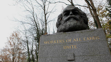The grave of German philosopher and economic theorist Karl Heinrich Marx, remembered as the founder of modern Socialism and Communism, stands on November 19, 2012 in Highgate Cemetery in London, England © Getty Images / Adam Berry