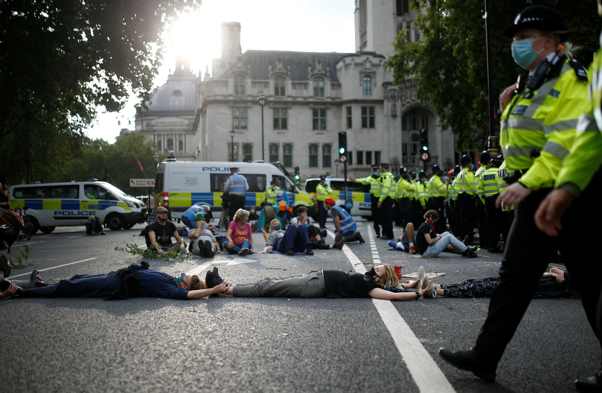 90 arrests as violence breaks out during UK Extinction Rebellion protests