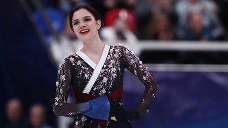 A talented person is talented in everything: Figure skating champ Evgenia Medvedeva learns to play the UKULELE (VIDEO)