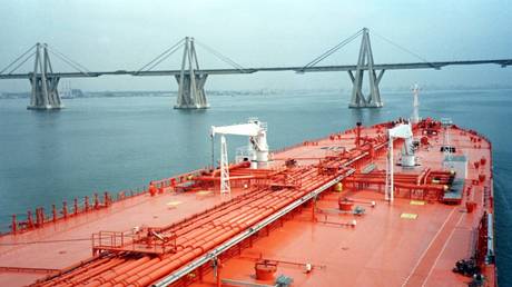 FILE PHOTO: An oil tanker approaches Venezuela's Lake Maracaibo shipping lane © Reuters