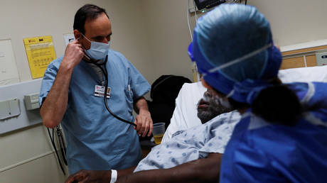 A doctor examines a patient in the emergency room at Roseland Community Hospital in Chicago, Illinois. © Reuters / Shannon Stapleton