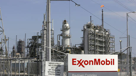 FILE PHOTO: The Exxon Mobil refinery in Baytown, Texas © Reuters / Jessica Rinaldi