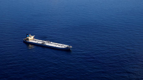 FILE PHOTO: The Suezmax sized oil tanker Karvounis off the coast of Louisiana. the US © Reuters / Jonathan Bachman