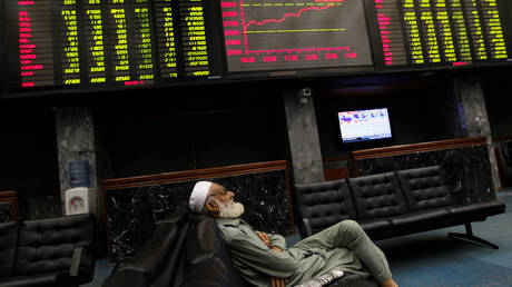 FILE PHOTO: An electronic board displaying share prices during trading session at the Karachi Stock Exchange © Reuters / Akhtar Soomro