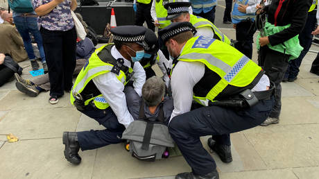 Police officers remove an Extinction Rebellion climate activist outside the British parliament, in London. © Reuters / Ben Makor