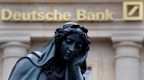 FILE PHOTO: A statue is seen next to the logo of Germany's Deutsche Bank in Frankfurt, Germany © Reuters / Kai Pfaffenbach