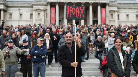 Anti-lockdown protesters, who believe that the coronavirus pandemic is a hoax, gather at the 'Unite For Freedom' rally in Trafalgar Square, London. © Getty Images/Yui Mok/PA Images