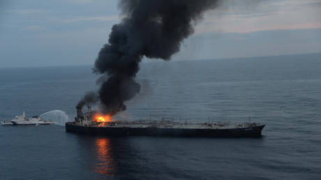 A Sri Lankan Navy boat sprays water on the burning New Diamond tanker. © Reuters / Sri Lankan Airforce media