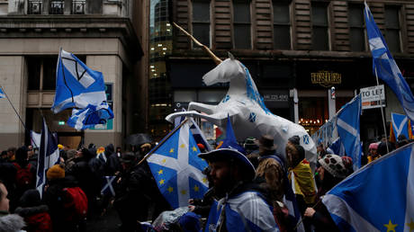 Demonstrators march for Scottish Independence through Glasgow City centre. © Reuters / Russell Cheyne