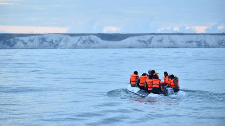 Migrants in a dinghy sail in the Channel toward the south coast of England on September 1, 2020 © AFP / Glyn KIRK