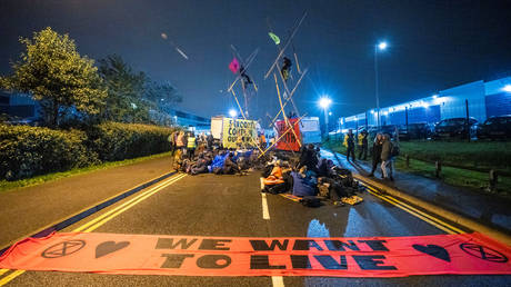 Extinction Rebellion activists block the entrance to Newsprinters facility in Broxbourne. © Reuters / Extinction Rebellion UK