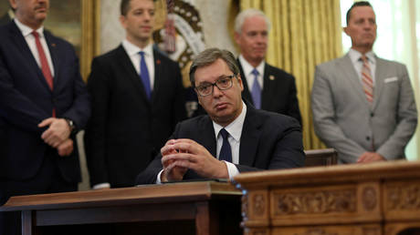 Aleksandar Vucic listens as Donald Trump speaks during a signing ceremony with Avdullah Hoti. ©REUTERS / Leah Millis