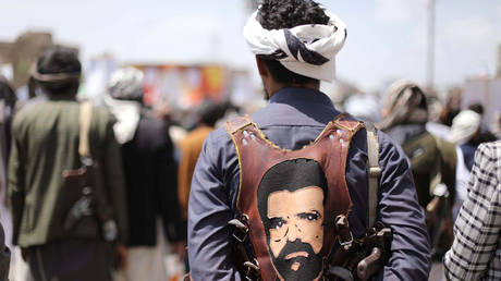 FILE PHOTO: A follower of the Shi'ite Houthi movement wears a vest portraying the movement's founder Hussein Badruddin al-Houthi in Sanaa, Yemen August 30, 2020. © REUTERS/Khaled Abdullah