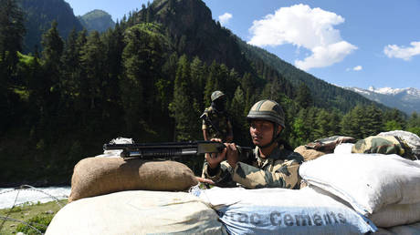 FILE PHOTO. Indian Border Security Force personnel manning a checkpoint along a highway leading to Ladakh. © Hindustan Times via Global Look Press