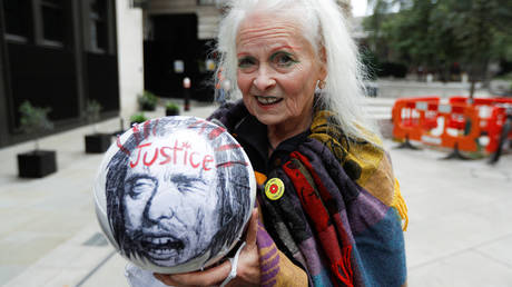 Dame Vivienne Westwood has given the UK government a kicking outside the trial of Julian Assange in London © Peter Nicholls / Reuters