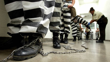 FILE PHOTO: Maricopa County inmates are padlocked by the ankle for chain gang duty in Phoenix, Arizona © Reuters / Shannon Stapleton