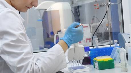 A researcher works inside a laboratory of the Gamaleya Scientific Research Institute of Epidemiology and Microbiology where the world's first coronavirus vaccine registered in Russia was developed © Sputnik / Vladimir Pesnya
