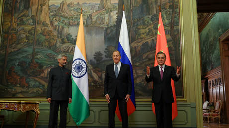 Russia's Foreign Minister Sergei Lavrov, India's Foreign Minister Subrahmanyam Jaishankar and China's State Councillor Wang Yi during a meeting in Moscow, Russia September 10, 2020. © Reuters / Russian Foreign Ministry